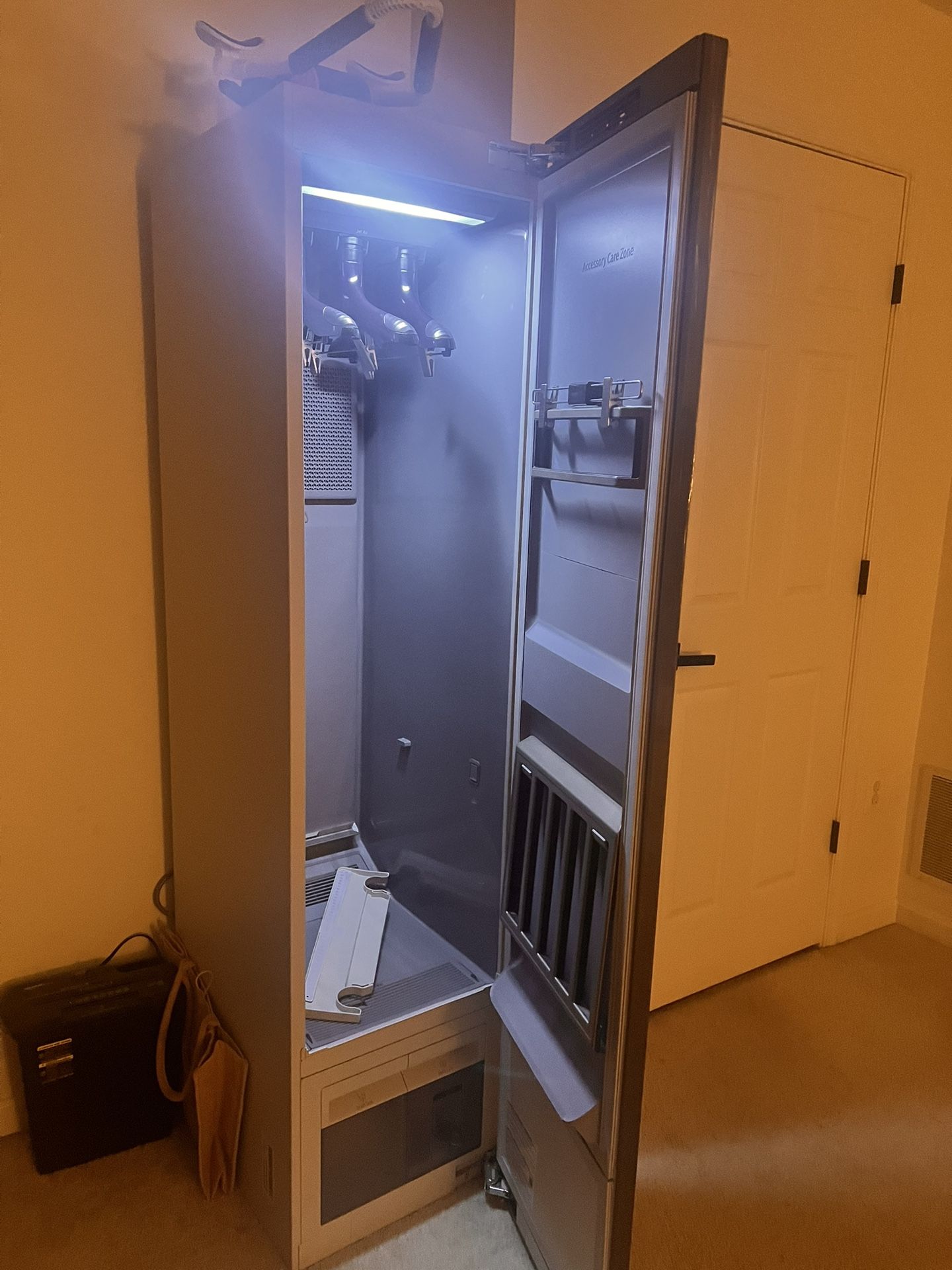 Samsung Bespoke AirDresser Clothing Care System – Crystal Mirror Finish (USED)