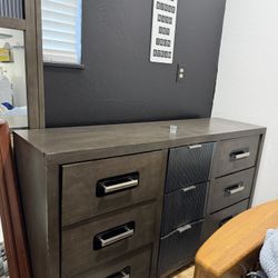 Dresser With Mirror