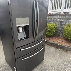Samsung Fridge ( NEEDS WORK ) Need gone today