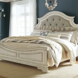 Realyn Chipped White King Panel Bed

