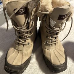 UGG WOMEM BOOTS. US6 