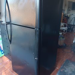 Frigidaire refrigerator  ice cold and clean