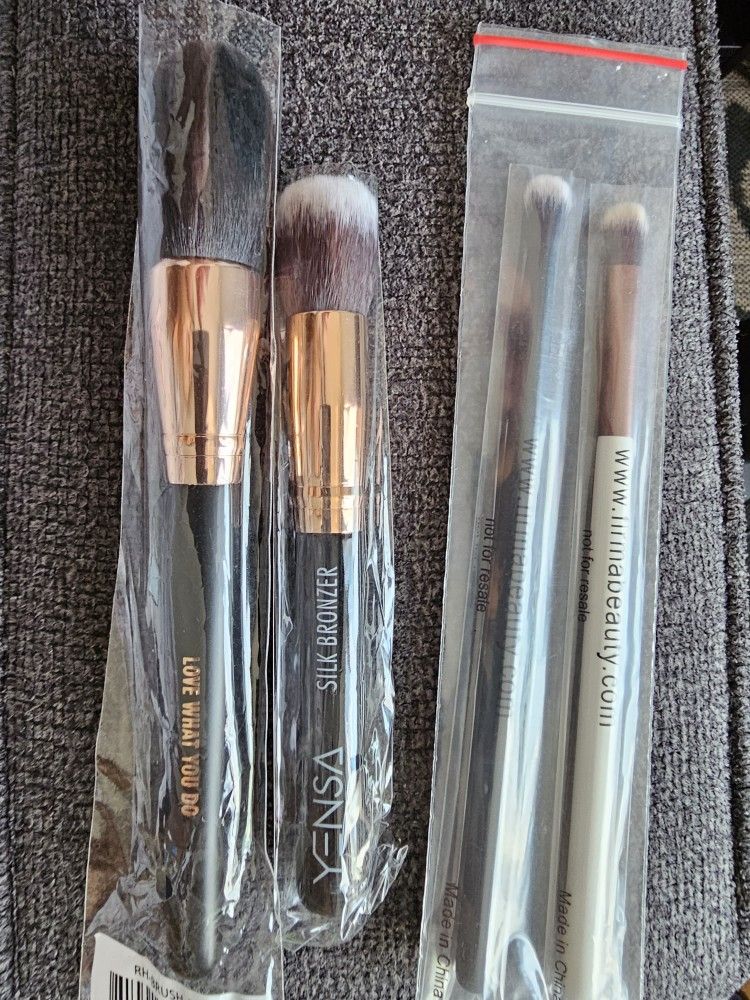 4 Random Make Up Brushes 