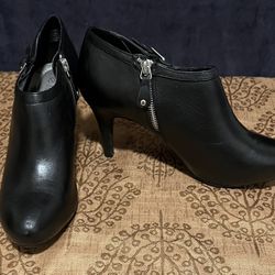 Me Too Black Heel Booties Fits Size 8