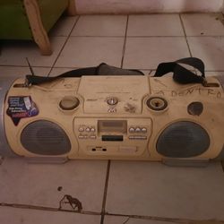 JVC RV-NB10W Kaboom Subwoofer AM, FM CD & Radio Boombox Ghettoblaster