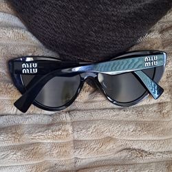 EXCELLENT CONDITION AUTHENTIC MIU MIU CAT EYES SUNGLASSES 50$