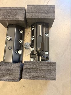 Engine valve cover set