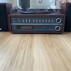 TEAC TURNTABLE AND SPEAKERS MC-D800