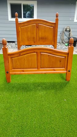 Broyhill Queen Bedframe solid oak 4 post