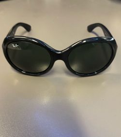 Ray-Ban RB4191 601/71 Black Oversized Sunglasses - Made in Italy Product Overview: Up for sale is a classic pair of authentic Ray-Ban RB4191 sunglasse