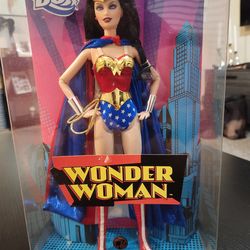 New in Box WONDER WOMAN Barbie Collector  2008  DC  PINK LABEL Justice League
