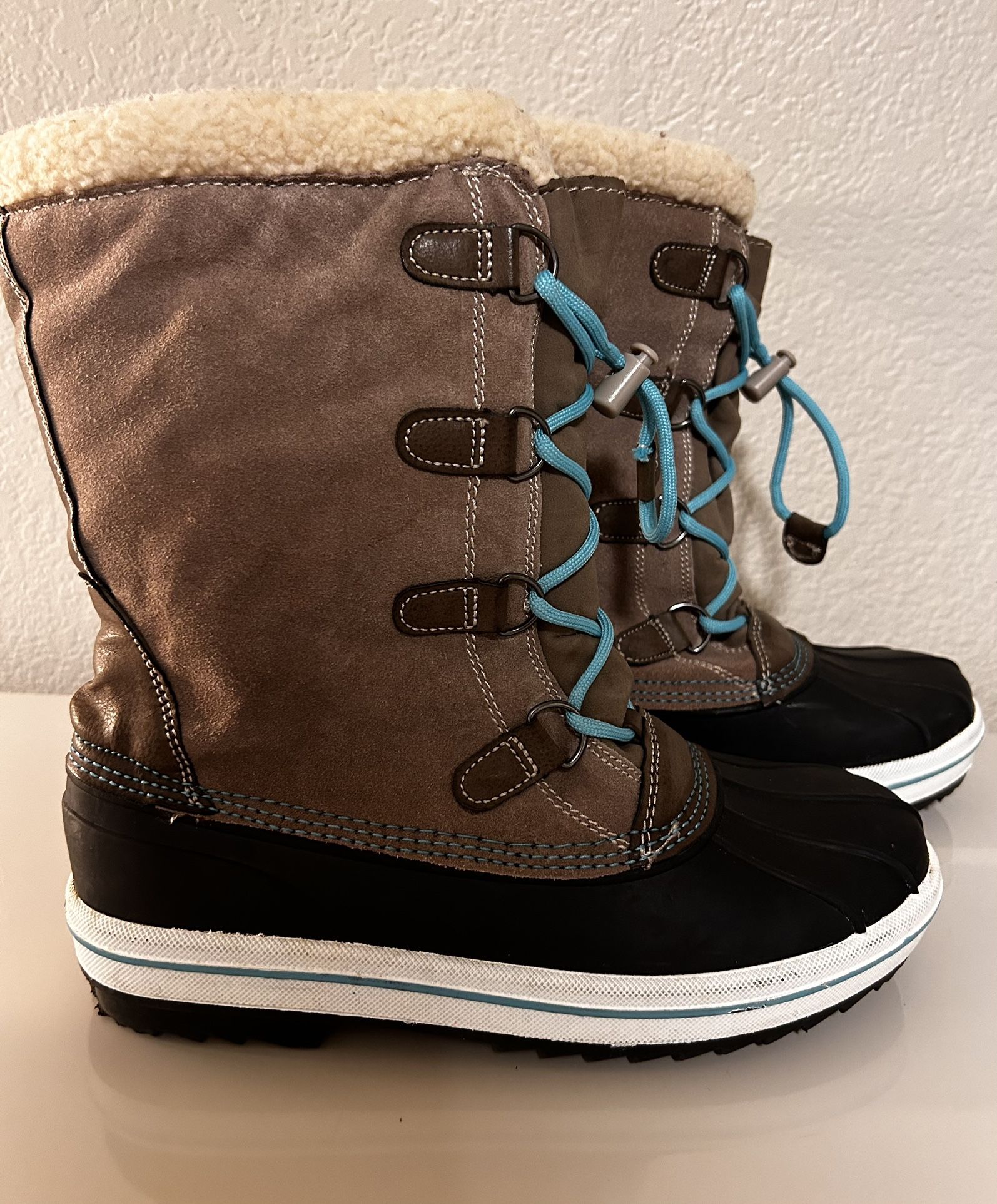 Women’s Snow Boots. New, Size 9