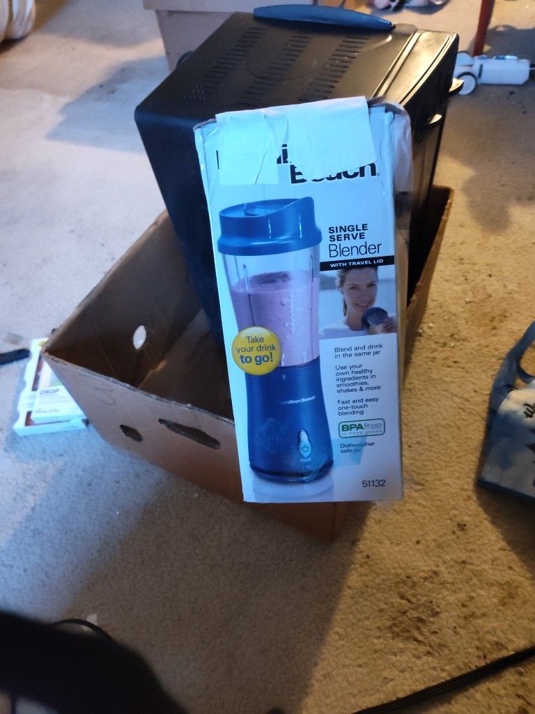 Hamilton Beach Single Serve https://offerup.com/redirect/?o=QmxlbmRlci5Jbg== Box.
