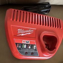 M12 Charger Milwaukee 