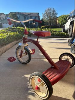 Radio Flyer Deluxe Steer & Stroll Trike
