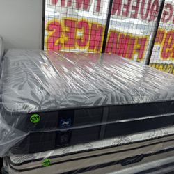 KING SIZE SEALY POSTUREPEDIC PLUS MATTRESS & BOX SPRINGS BED SET