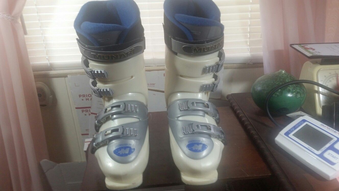 Ladies Munari ski boots size 292mm