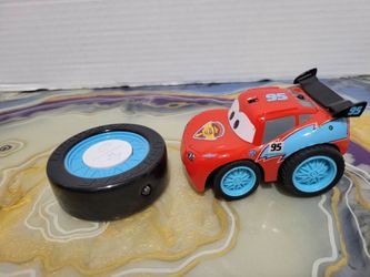 Cars comes this RacerMini Lightning McQueen RC Vehicle! Great for small hands