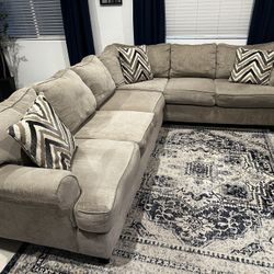 Sectional with 3 decorative pillows