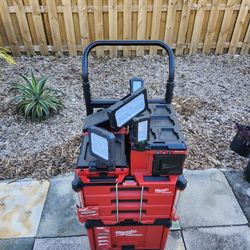 MILWAUKEE FLOOD M12 M18 FLOOD LIGHT STACK ON PACKOUT HANDTRUCK