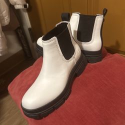 Ladies Size 9.   UGG