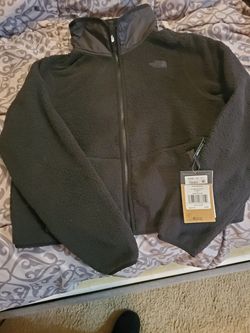New North Face crop sweater size medium. 60$