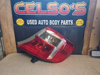 12 14 Toyota Camry RH Tail Light Halogen OEM.