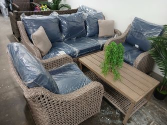 New patio set 4 pc