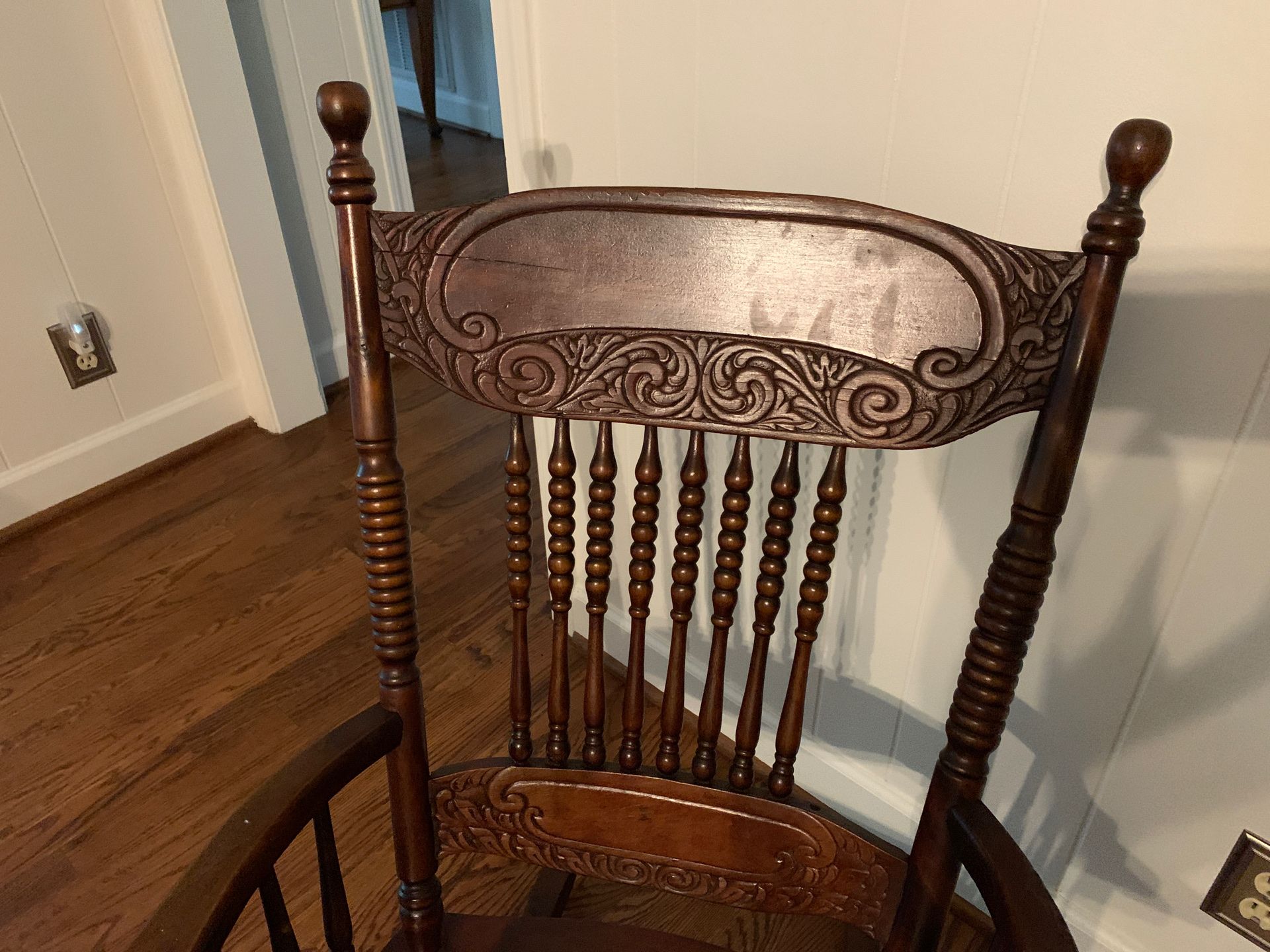 ANTIQUE ROCKING CHAIR