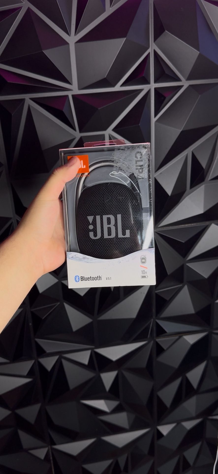 Clip 4 JBL speaker