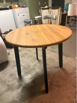 Round wood table
