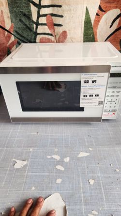 Hamilton Beach Countertop Microwave Oven, 0.9 cu ft, 900 W, White Stainless Steel