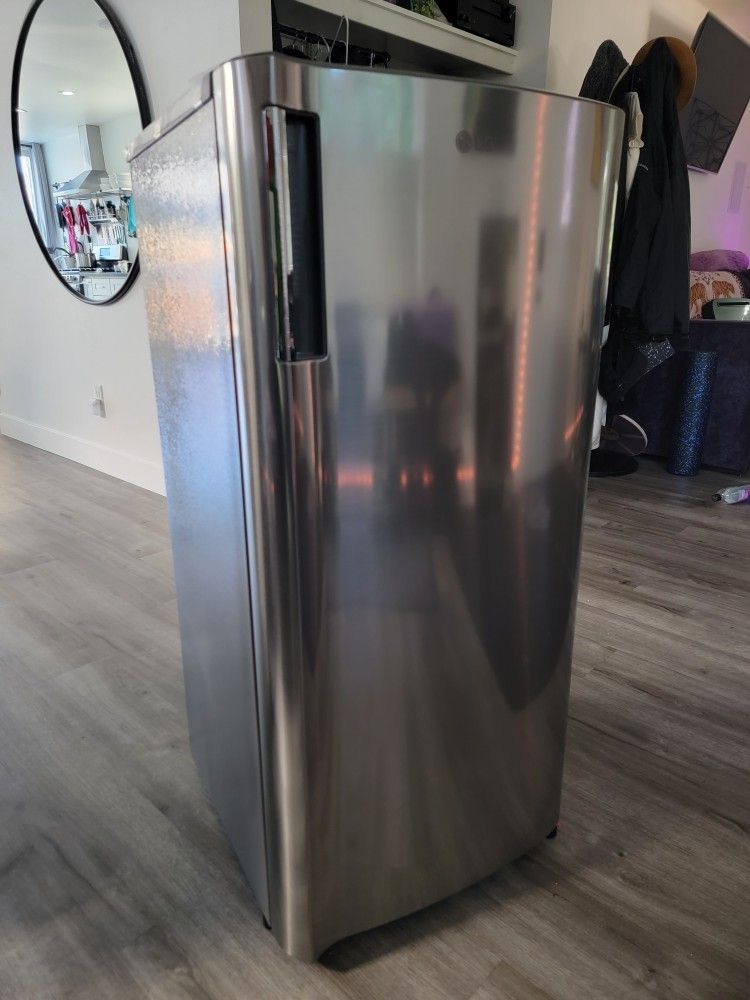 LG Compact Refrigerator Single Door