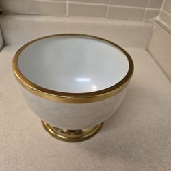 Delicate gold-trimmed bowl