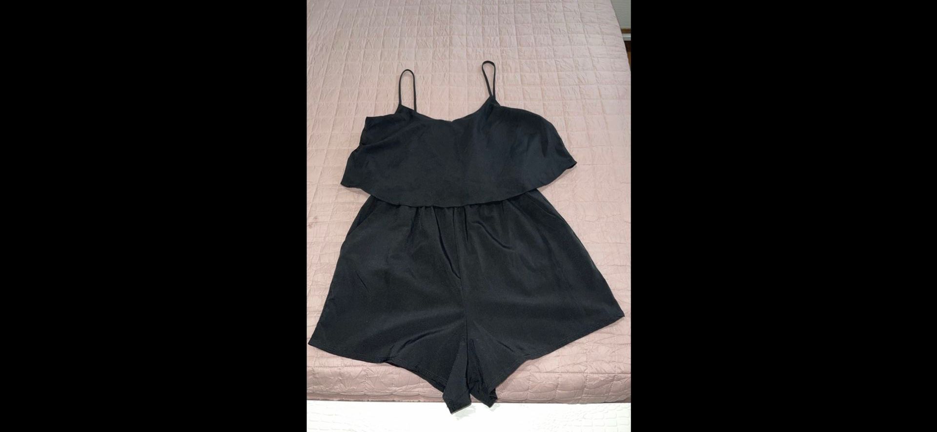 She Romper size medium, with Pockets and elastics at the waist. Super comfortable