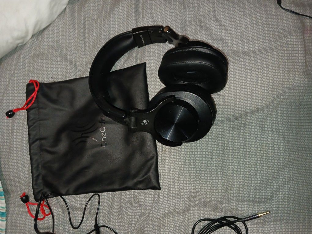 One Odio A70 Headphones Bluetooth/ Removable Cord As Well