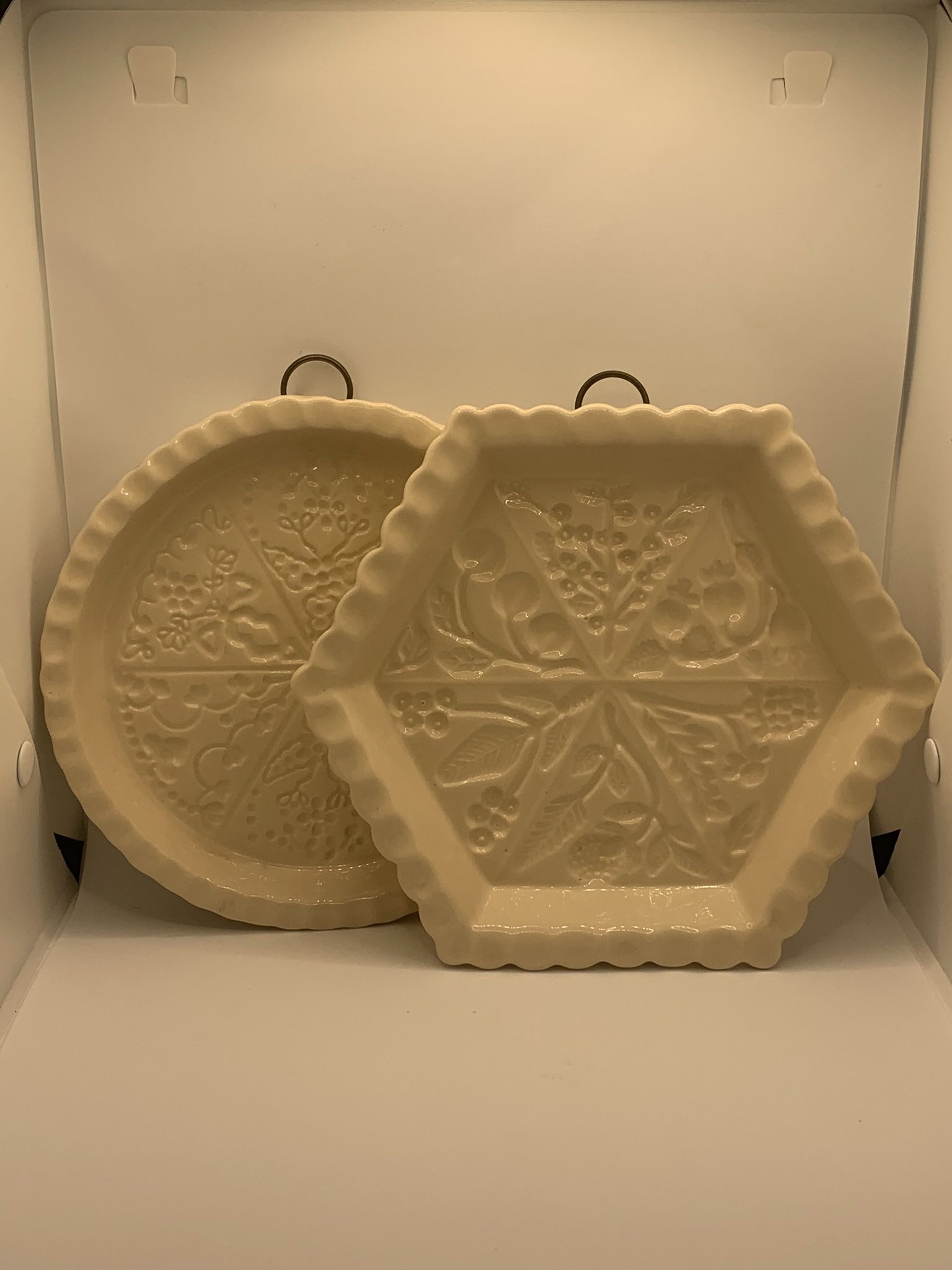 The 1869 Victorian Pottery Round Shortbread Mold England - Perfect Condition