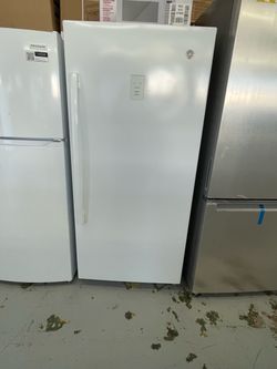 New GE 28 in 14.1 Cu Ft Freezer