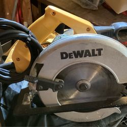 DeWalt 7-1/2” circular saw with matching bag.