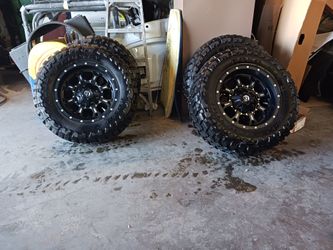TOYO TIRES 33x12.5R18 M/T With FUEL RIMS