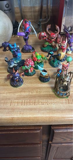 Skylanders lot of 13