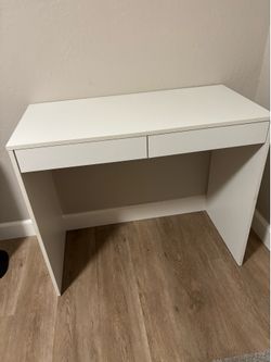 White desk with 2 drawers