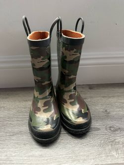 Boys camo rain boots size 11