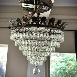 Chandelier-Tudor Style Wedding Cake