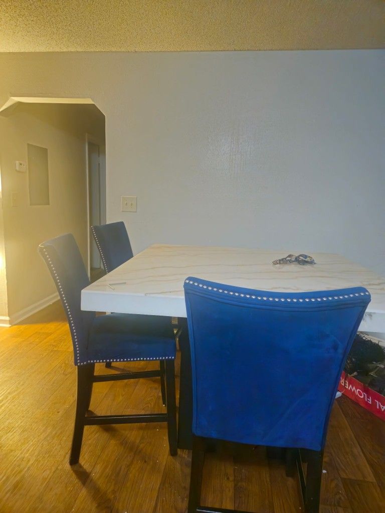 Dinning Room Table With Chairs
