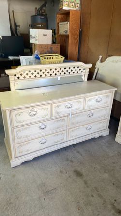 Bedroom furniture set