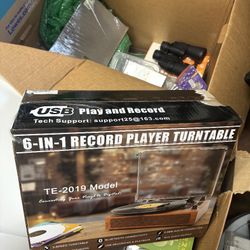 LOW PRICE MOVING- URBAN OUTFITTERS RECORD PLAYER 