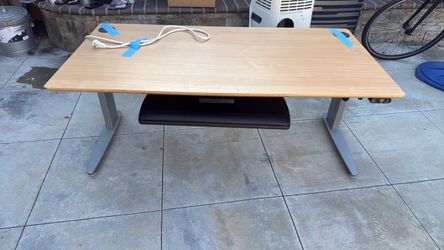 Hydraulic desk Table