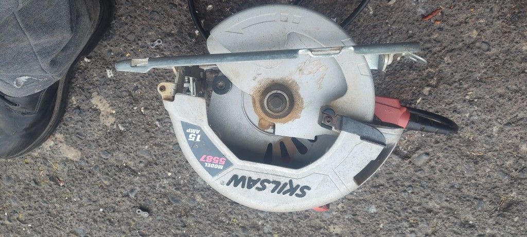 (WORKING) SKILSAW MODEL: 5587 15 AMP FOR SALE