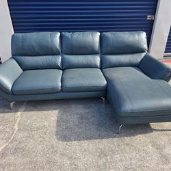 Sectional With Chaise 